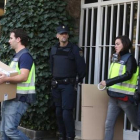 La Policía se lleva el material incautado en las dependencias utilizadas por Jordi Pujol Ferrusola en el domicilio de sus padres en Barcelona.