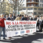 Los funcionarios de prisiones, en la protesta de ayer.