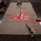 La tumba de Franco, pintada de rojo tras un ataque de un activista.