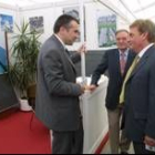Manuel Ordóñez, en el centro, acompañó ayer al viceconsejero de Trabajo en la Feria de la Pizarra