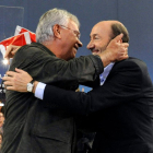 González abraza a Rubalcaba en el mitin de ayer.