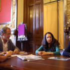 Los representantes de Valladolid Toma la Palabra, Sí se Puede y el PSOE, ayer, en el Ayuntamiento.