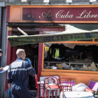 Investigadores que visitan el bar ‘Au Cuba Libre’, donde se produjo el incendio. CHRISTOPHE PETIT TESSON