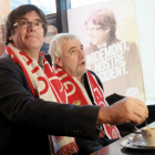 Puigdemont disfruta de un café mientras ve un partido de Primera División. OLIVIER HOSLET