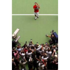 Federer posa para los medios gráficos a la conclusión de la final