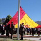 Homenaje a la bandera en León