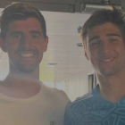 El portero leonés Fran González, derecha, milita en el Real Madrid y en la imagen posa junto a su ídolo Thibaut Courtois. DL