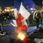 Opositores a Sarkozy queman banderas de Francia en la plaza de la Concordia en la ciudad de Toulouse