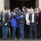 El líder de ERC, Oriol Junqueras, se abraza con la portavoz del partido, Anna Simó, durante el minuto de silencio por las víctimas del accidente aéreo en el Parlament.