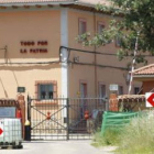 Entrada a las instalaciones del polvorín de Cuadros, en una imagen tomada ayer.