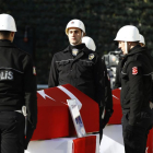 Policías turcos, durante los funerales por las víctimas del doble atentado de Estambul.