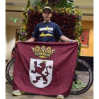 Pedro Cuevas con la bandera de León que llevó a Hawái durante la prueba.