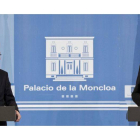 El presidente del Gobierno, Mariano Rajoy , durante la comparecencia conjunta ante la prensa con el presidente del Consejo Europeo, Herman Van Rompuy, tras la reunión que han mantenido este mediodía en el Palacio de La Moncloa.