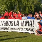 Los piragüistas mostraron una pancarta de apoyo a la minería.