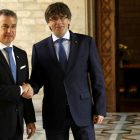 Frío saludo entre Urkullu y Puigdemont, ayer en Barcelona. ALBIR