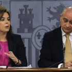 La vicepresidenta del Gobierno, Soraya Sáenz de Santamaría, junto al ministro del Interior, Jorge Fernández, durante la rueda de prensa tras la reunión del Consejo de Ministros.