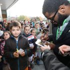 Los jugadores del Agustinos entregaron medallas a los niños. RAMIRO