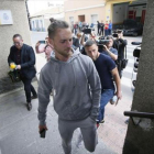 Jugadores del Eldense se dirigen a declarar.