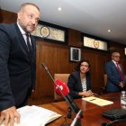 Courel toma posesión junto a la mesa de edad, ayer en el salón de plenos de Ponferrada. ANA F. BARREDO