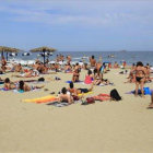 Ambiente en la playa den Bossa, en Ibiza.