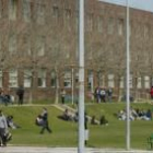 Universitarios del Campus de Vegazana en los jardines de la Facultad de Filosofía