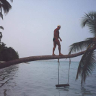 Francisco Requeta, de 57 años, ha dado dos veces la vuelta al mundo y recorrido el continente africano en un camión, en la imagen está en Las Maldivas en octubre de 1997.