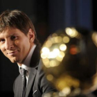 El delantero del Barcelona, Lionel Messi, recogió ayer en Francia el Balón de Oro.