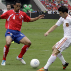 El jugador de la selección española David Villa disputa el balón con Michael Umaña.