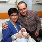 Laura y Daniel posan con su hijo, Uriel Martínez Martínez, el segundo niño nacido en Castilla y León que ha llegado al mundo con casi tres kilos de peso y 49 centímetros de talla en el Complejo Hospitalario de León.