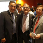 José Fernández, presidente de la Ponferradina, y Domingo Cueto, dirigente de la Cultural, con Marcel