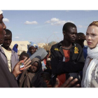 Scarlett Johansson conversa con Hawa, líder de un campamento de refugiados en Dadaab, al norte de Kenia.