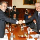 El vicepresidente segundo y ministro de Economía, Solbes, estrecha la mano de su colega italiano