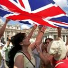 Un grupo de fieles madrileños agitan la bandera británica en el Vaticano