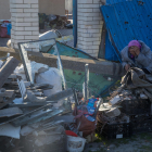 Una mujer se lamenta frente a varios escombros de una casa que dejó un ataque con proyectiles de alto calibre. EFE / Miguel Gutiérrez
