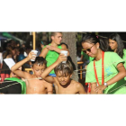 Los niños se divierten bajo la atenta mirada de los voluntarios de Cima.