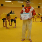 El campeón de España de Sambo, Ángel Carrizo, con su título en la sala de entrenamiento.