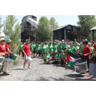 Participantes en la marcha solidaria celebrada ayer en Fabero, aquí en el Pozo Julia. ANA F. BARREDO