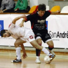 Dani, a la izquierda, se lleva el balón a pesar de la oposición del jugador visitante Marcial.