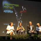 Emilia Villanueva, Amelia Villaín, Arsenio García y José Miguel Nieto, en el Teatro Gullón. DL