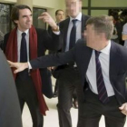 Aznar saludó con una «peineta» a los que le increpaban.
