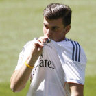 El jugador galés Gareth Bale besa el escudo del Real Madrid durante su presentación.
