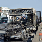 El autobús escolar quemado por el conductor senegalés como protesta por la muerte de migrantes en Italia.