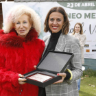 Begoña Alonso Gutiérrez, viuda de Ángel Villa, recibió una placa conmemorativa. MARCIANO PÉREZ