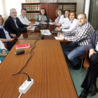 El equipo del comité de bioética del Hospital de León, en una de sus reuniones de trabajo.