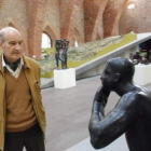 Ángel Peres contempla una de sus obras.