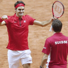 Federer, exultante, acude a abrazar a Wawrinka.