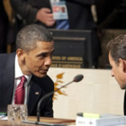 Obama habla con el presidente francés, Nicolas Sarkozy, durante una sesión de trabajo.
