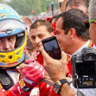 Fernando Alonso recibe las felicitaciones de su equipo tras acabar en segunda posición el GP de Hungría.