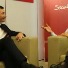 Pedro Sánchez y Tomás Gómez conversan durante su reunión en Ferraz.