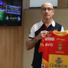 El nuevo seleccionador español Jordi Ribera posa con la camiseta durante su presentación. V. LERENA